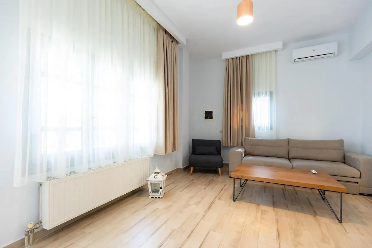 Casa Villa, Xenia Paliouri